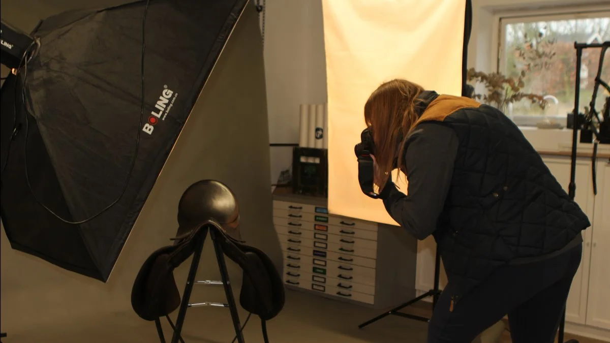 Tanja Sloth Andersen bruger sine evner som fotograf, når hun tager billeder af alt udstyret. - Det er med at vise, hvordan det ser ud, understreger hun.