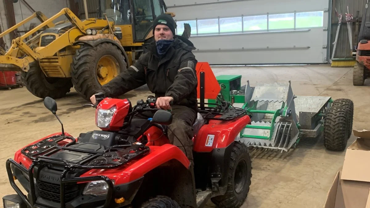 Landmand Lars Romme Jakobsen fik cirka 100.000 kroner i tilskud til en stenopsamler. Foto: KF Miljø