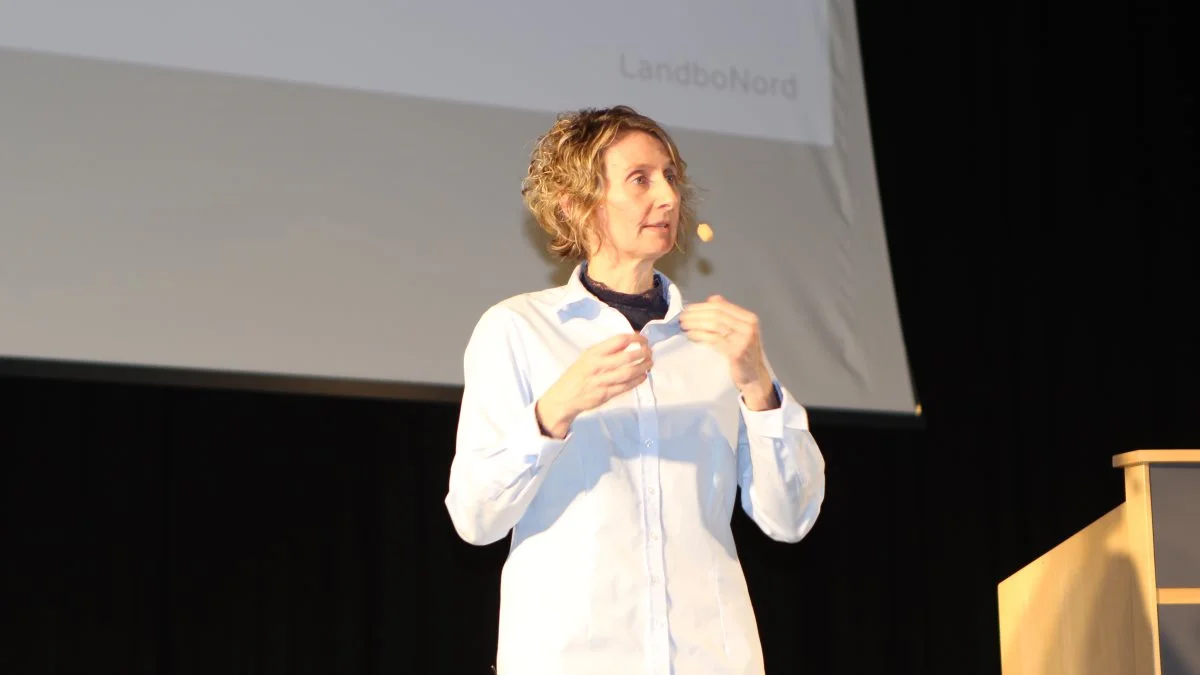 Kristina Krogh Jensen, kvægrådgiver, LandboNord, roste under LandboNords landbrugskonference mælkeproducenternes arbejde med at sænke celletallet og øge køernes levealder. Hun kom derefter ind på, at næste skridt i forhold til at lave mere mælk på samme foder blandt andet er succesfuld malkning. Foto: Line Brusgaard