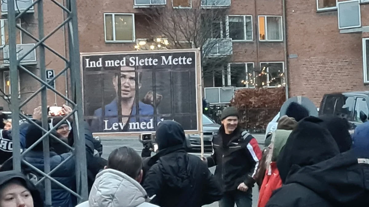 Mette Frederiksens rolle i minksagen har i flere omgange været omdiskuteret. Således var der en stor demonstration foran Minkkommissionen, da statsministeren blev afhørt i december måned sidste år. Foto: Henning K. Andersen