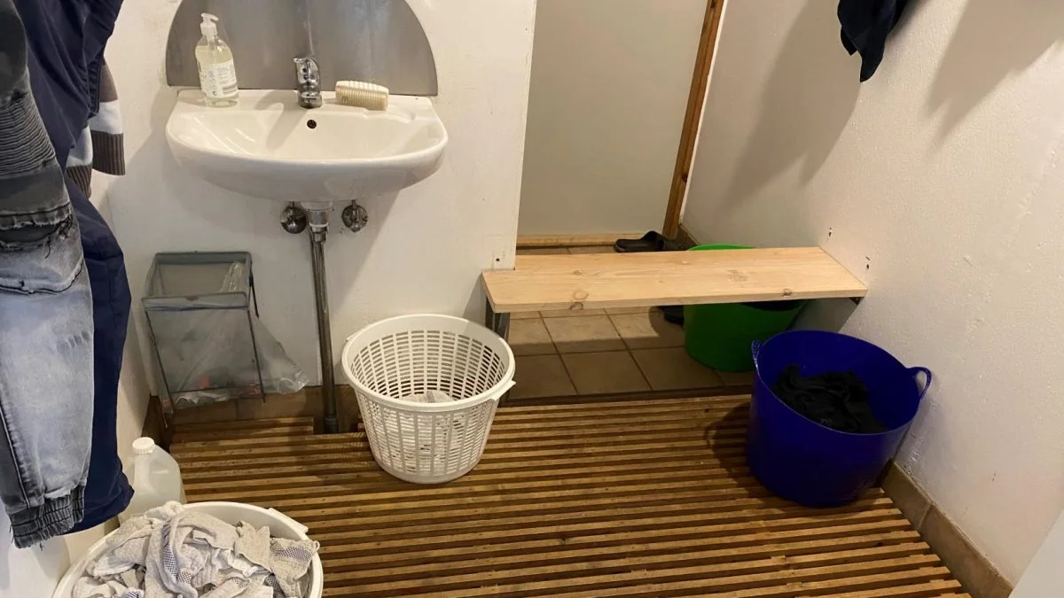 En ny bænk mellem ren og uren zone i forrummet er med til at højne sikkerheden