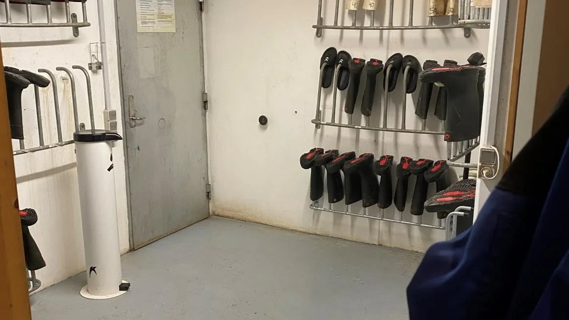 Støvlerne er nu alle blevet væghængt, og gulvet er blevet epoxybehandlet.
