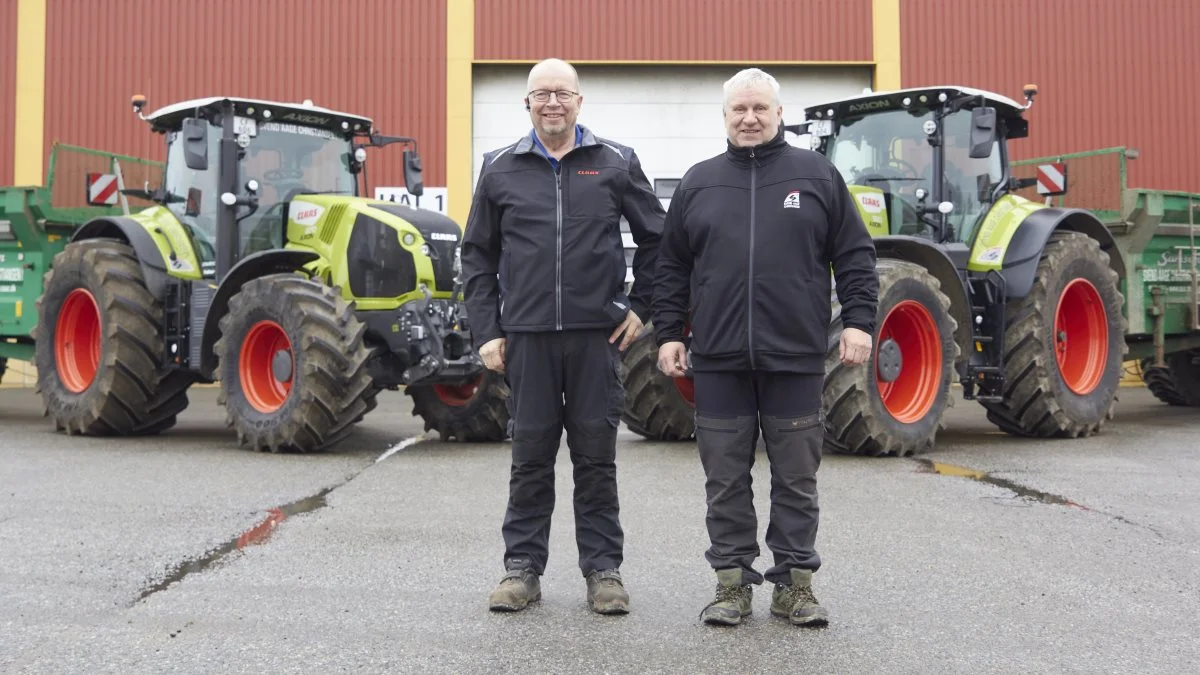 Trods de nye traktorer ikke har nået at køre meget, er Niels Jørgen Sørensen (t.v.), som er kørselsleder i maskinstationen, og værkfører Per Thomsen yderst tilfredse med de nye traktorer.