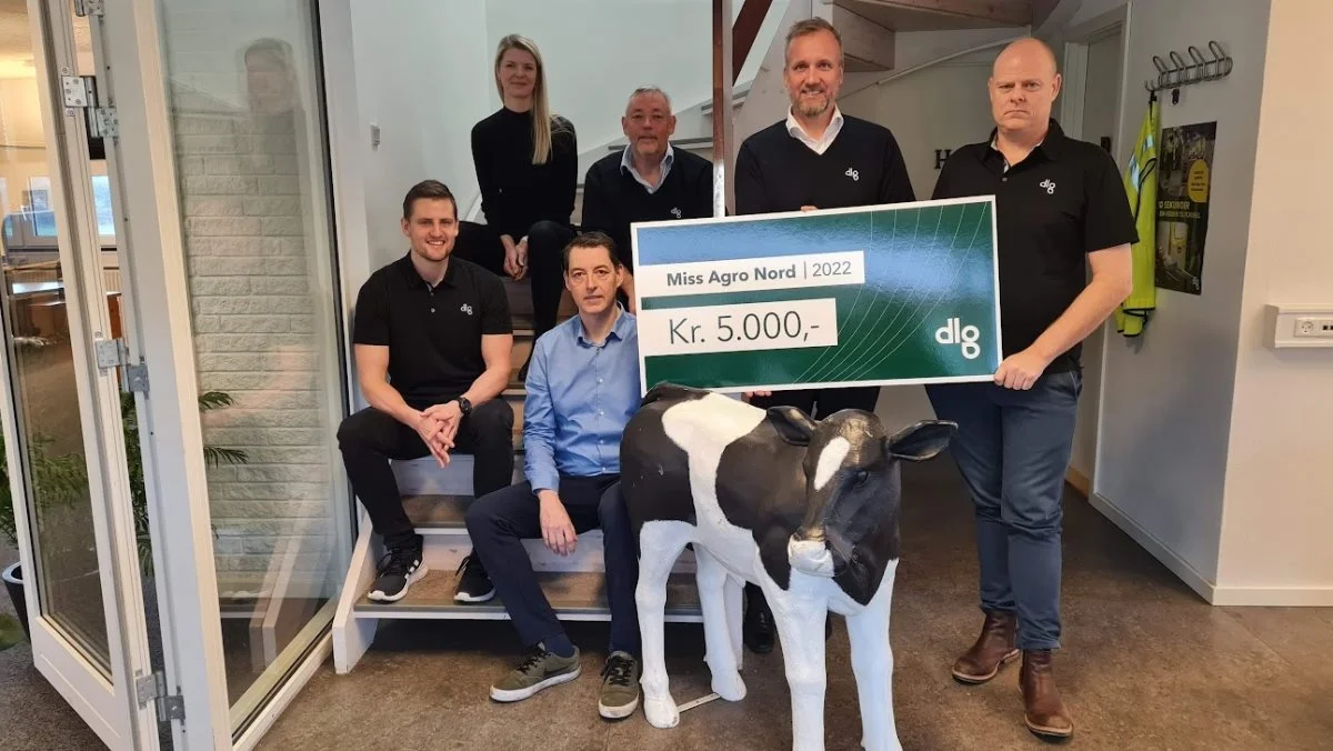 DLG Nordjylland sponsorer 5.000 kroner til Miss Agro Nord. På billedet ses fra venstre produktkonsulenterne Jes Møller, Ann Zaar Christensen, Karsten Christiansen, Bjarne V. Madsen, underdirektør Lars Bundgaard og produktkonsulent Michael Pedersen Bisgaard.