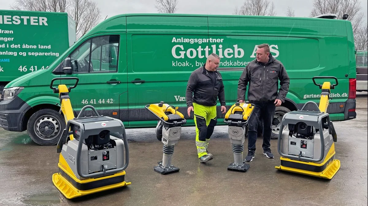 Anlægsgartner Gottlieb har netop hentet en portion komprimeringsgrej ind fra Stemas A/S, som er dansk importør og forhandler af Wacker Neuson. Pressefoto