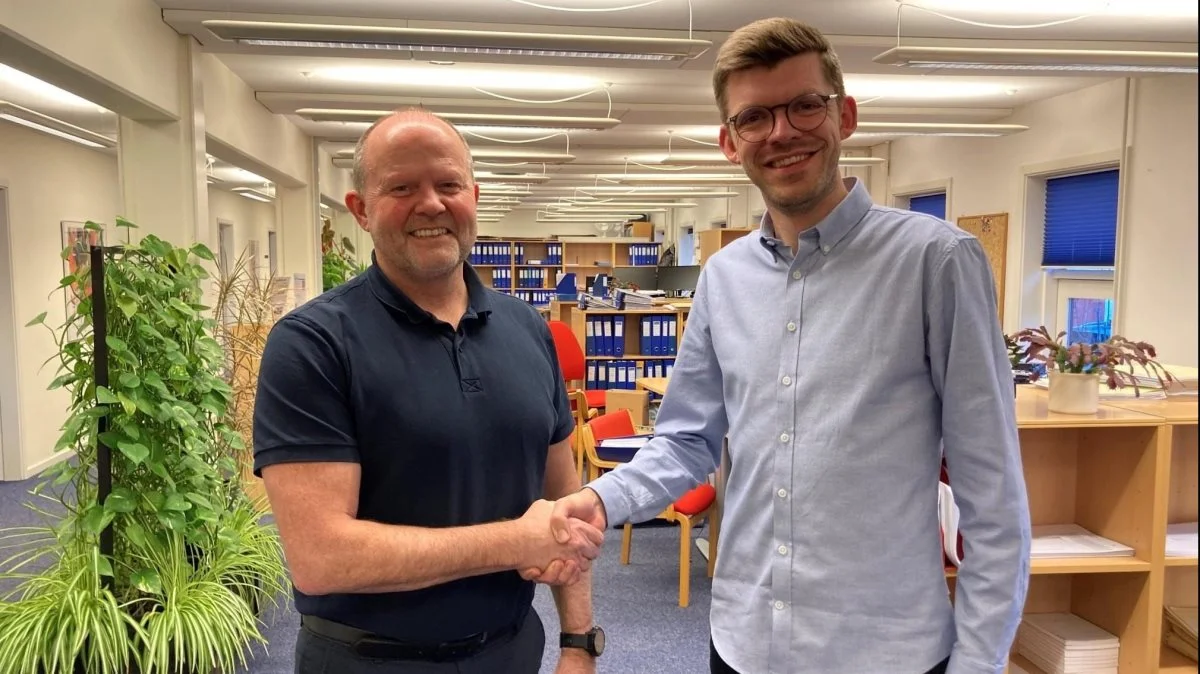 Jakob Pindstrup (til højre) tiltræder den 1. april hos Bornholms Landbrug & Fødevarer og bydes her velkommen af direktør Thomas Bay Jensen. Foto: Bornholms Landbrug & Fødevarer