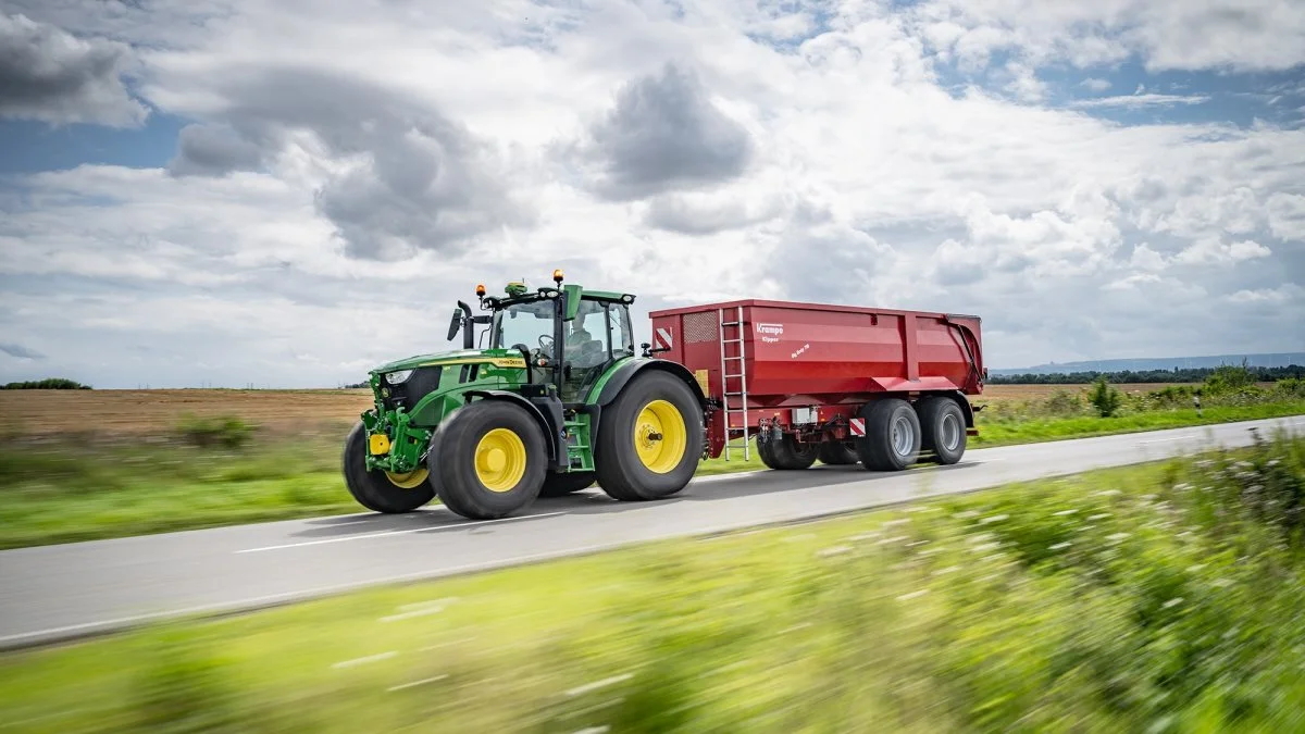 I DLG PowerMix Transport Test 2.0 brugte den John Deere 6R 185 blot 355 g/kWh diesel og 14 g/kWh dieseludstødningsvæske (DEF). Det gør 6R 185 officielt den mest brændstofbesparende traktor under 250 hk på vejen. Arkivfoto