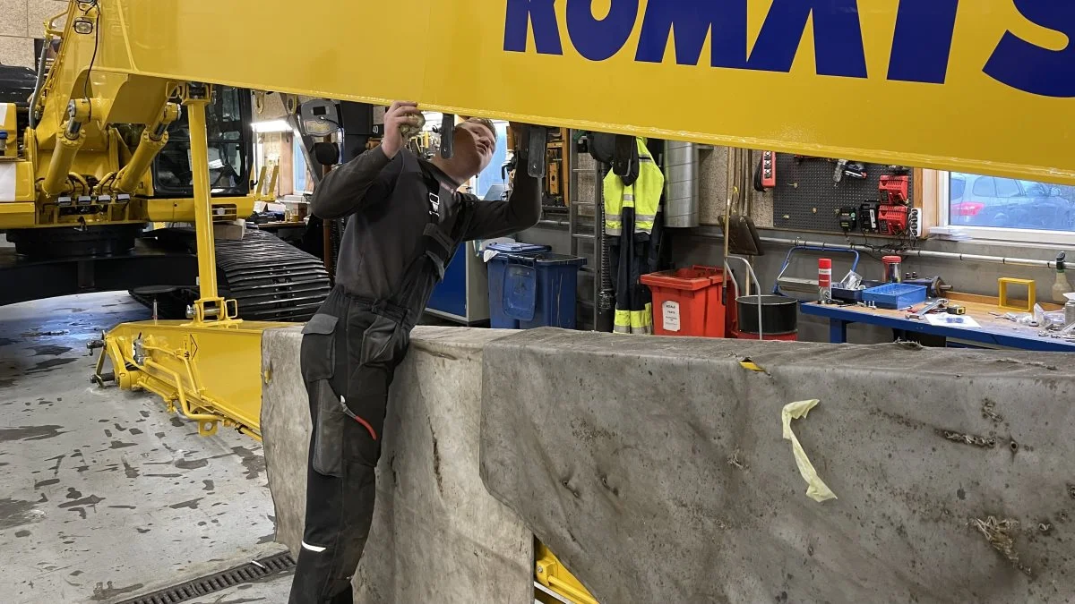 Uddannelsen tager fire år og byder både på basalt mekanikerarbejde og avanceret elektronik. Her er Mathias Krarup Nielsen i gang med en Komatsu gravemaskine.