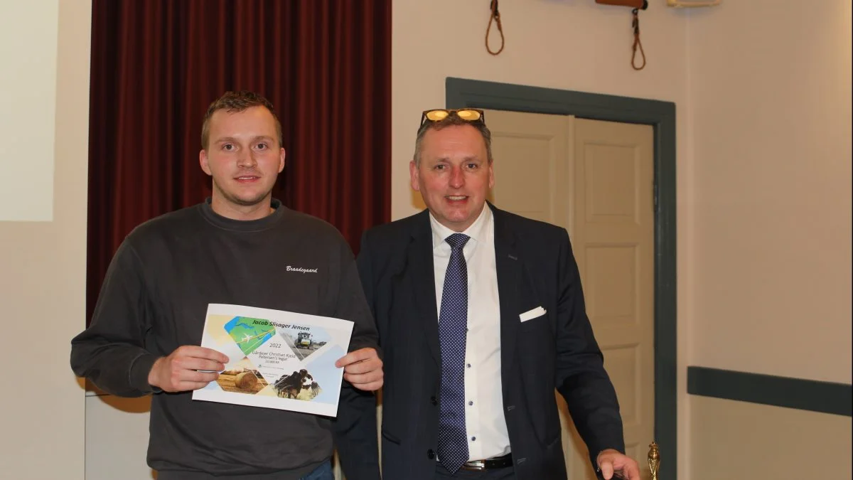 På årsmødet i Odsherreds Landboforening var der uddeling af Gårdejer Christian Kjeld Petersens Legat på 10.000 kroner, og det tilfaldt Jacob Slisager Jensen, som fik overrakt diplom af formand Anders Mortensen. Foto: Jesper Hallgren   
