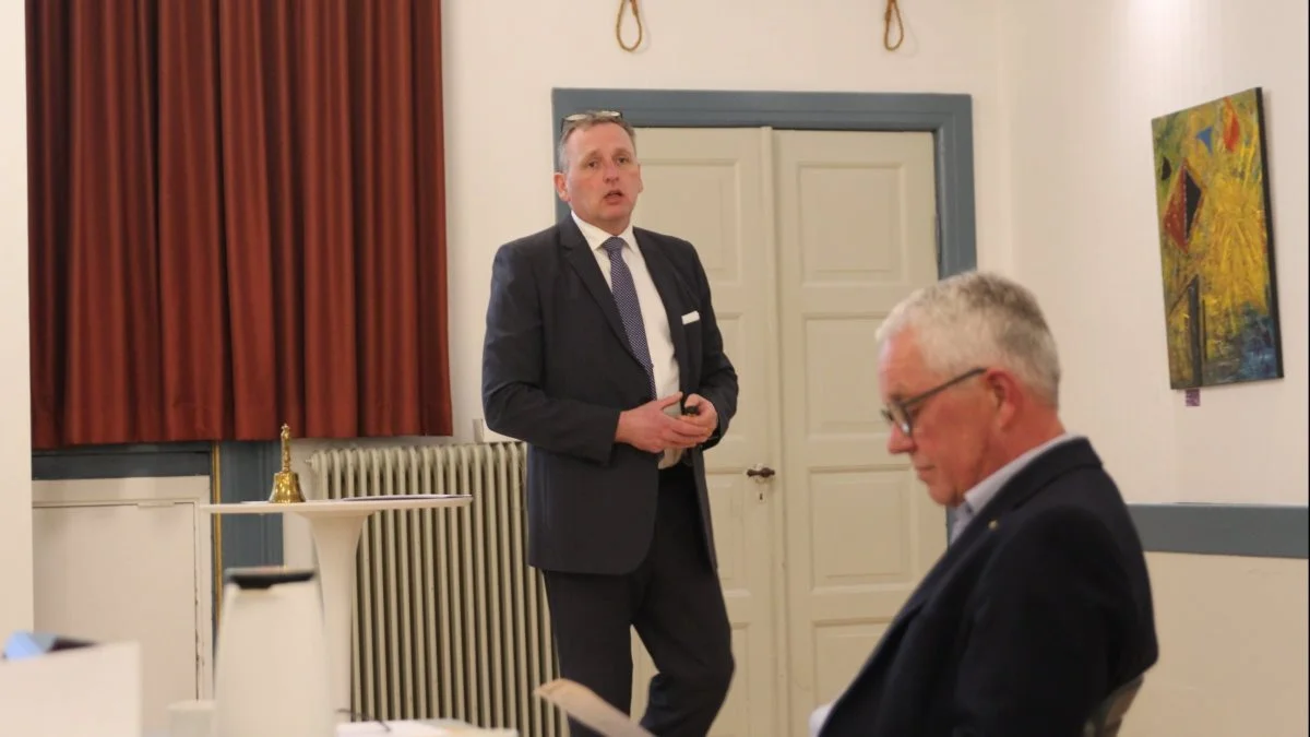Formanden for Odsherreds Landboforening, Anders Mortensen (til venstre),  aflagde for første gang en fysisk beretning på generalforsamlingen i Vig Forsamlingshus, hvor Hans Møller Olsen (til højre) fik debut som dirigent. Foto: Jesper Hallgren  