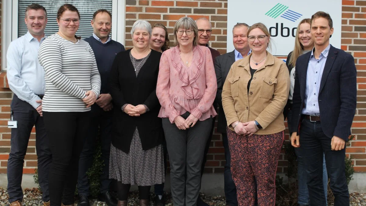 Fra fire til 10 på halvandet år. Fra venstre ses Søren Jensen, ejendomsrådgiver, Helene V. Jørgensen, økonomsupport, Bo E. Nielsen, virksomhedsøkonom, Helle Hansen, assistent, Lis Løvendal, assistent, Anne N. Tiedemann, assistent, Lars Jacobsen, økonomirådgiver, Jesper N. Jensen, teamleder regnskab & skat (ikke fast på det fynske kontor), Trine Kærsbøl, assistent, Lena S. Laursen, trainee og René S. Kristensen, kundechef (ikke fast på kontoret). Jens Norup, virksomhedsøkonom var syg på dagen.   