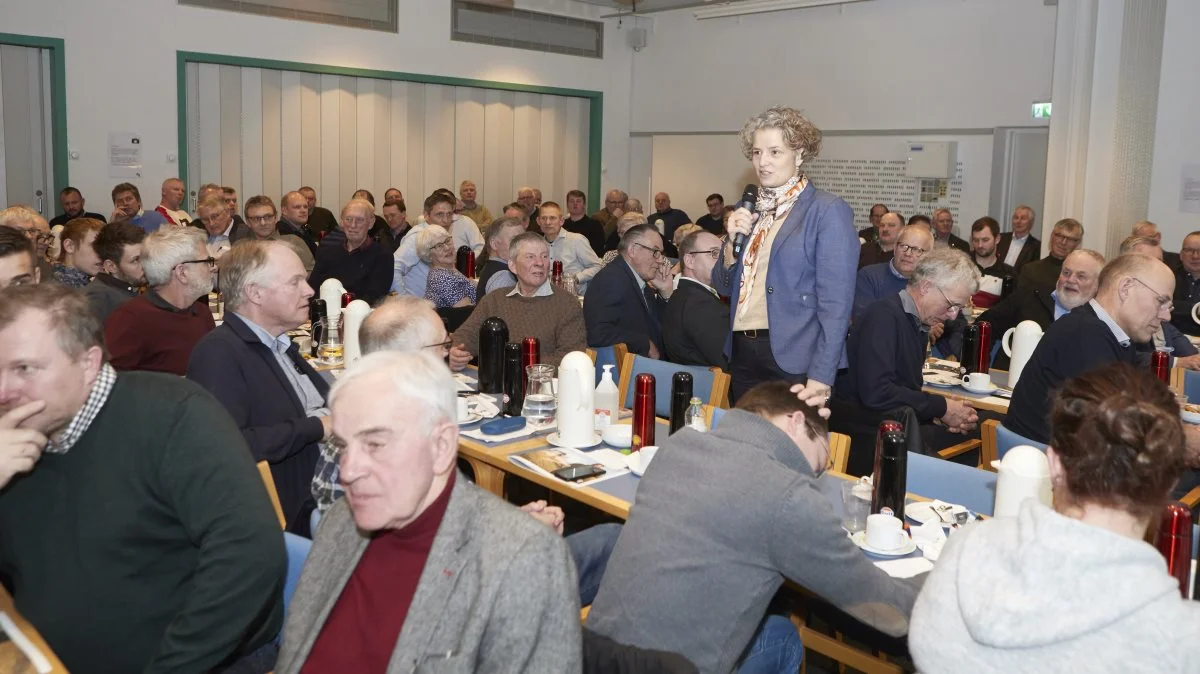 150 fynske andelshavere deltog i regnskabsmødet hos DLG i Odense. Dorte Bak Himmelstrup, Kirkeby, der i 2020 som den første kvinde blev indvalgt i DLG-bestyrelsen, blev sammen med de øvrige otte repræsentantskabsmedlemmer alle genvalgt. Fotos: Erik Hansen