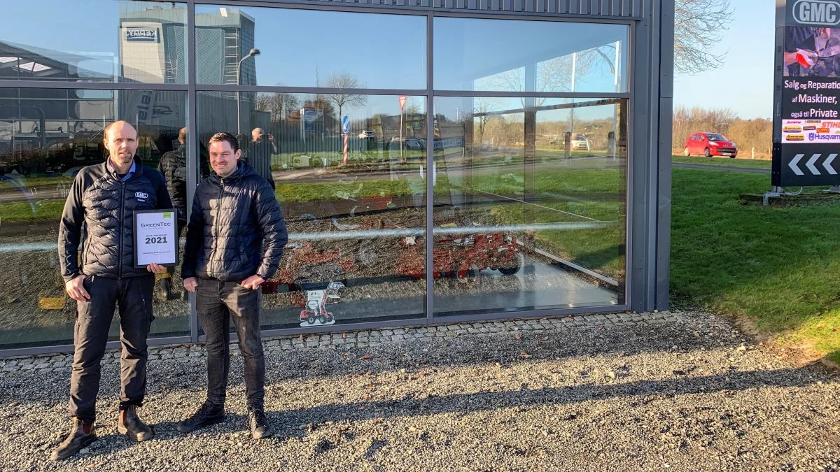 
Kristian Bøgedal Jørgensen, salgschef og partner, Glamsbjerg Maskincenter (tv) modtager beviset for at være årets GreenTec forhandler i 2021 af Martin Holm Thomsen, area sales manager, GreenTec.
