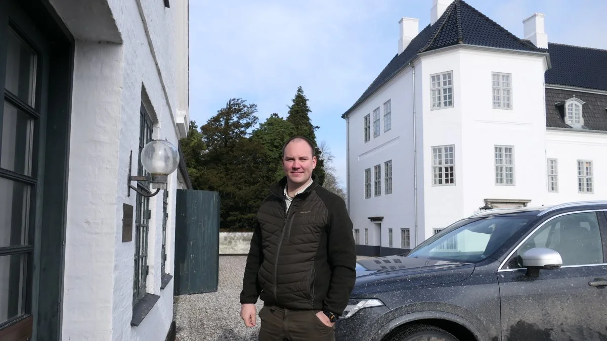 De administrative opgaver hos Agrifos klarer Christian Hellesøe fra godskontoret på Frederiksdal, mens de fleste maskiner har base på Steensgaard. Foto: Bøje Østerlund