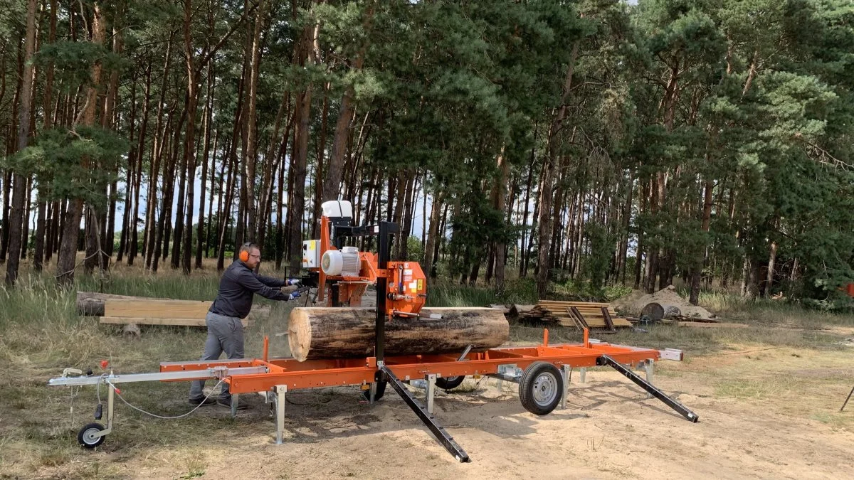 Også ejere af båndsave fra andre producenter kan ifølge Wood-Mizer nyde godt af savklinge-kvaliteten fra firmaets Double Hard-savklinger. »Double Hard« refererer til de dobbelt hærdede spidser på klingerne.