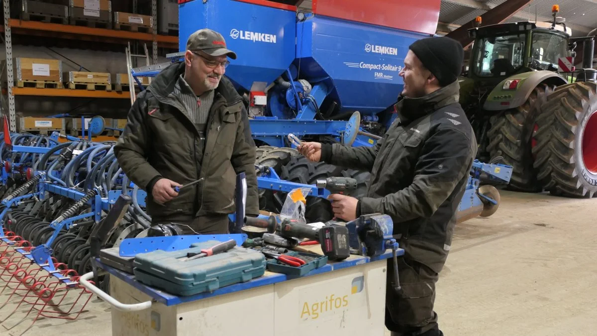 Jim Petersen og Lemken-såsættets faste pilot Kim Andersen er her i værkstedet på Steensgaard ved at trimme såmaskinen til de intense dage, når forårsarbejdet bryder løs. Foto: Bøje Østerlund