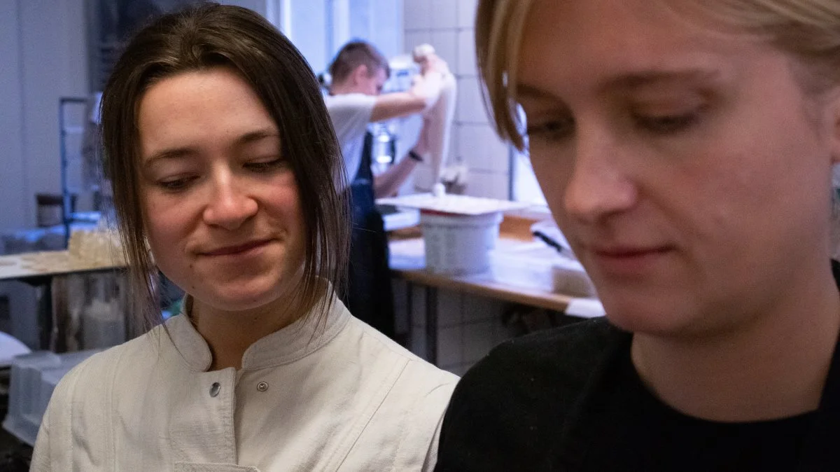 Anja Bindesbøll (tv.) ejer Glean. Hun kan nu se frem til at få mere hjælp til at få talt sin sag på Christiansborg, efter Julie Donatzsky er blevet ansat i Plantebranchen. En del af den nye medlemschefs arbejde går ud på at forbedre de politiske vilkår for fødevareproducenter, der laver mad, udelukkende baseret på veganske ingredienser.