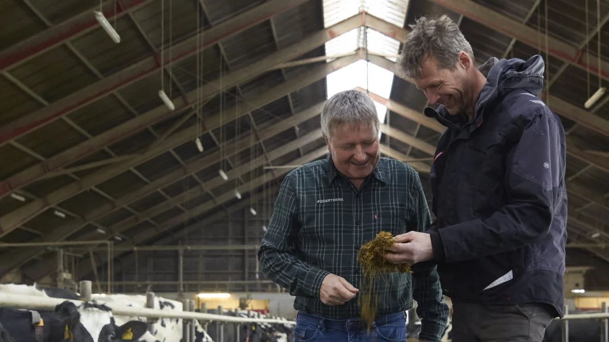 NIR-scanneren kommer fra Erik Dahl, Foderteknik A/S (t.v.). Han mener, at teknologien er et skridt i den rigtige retning til udelukkende at fodre koen med det, som hun har brug for. Hvilket præcis er det som Boudewijn Hans Ijdema også oplever i sin besætning.