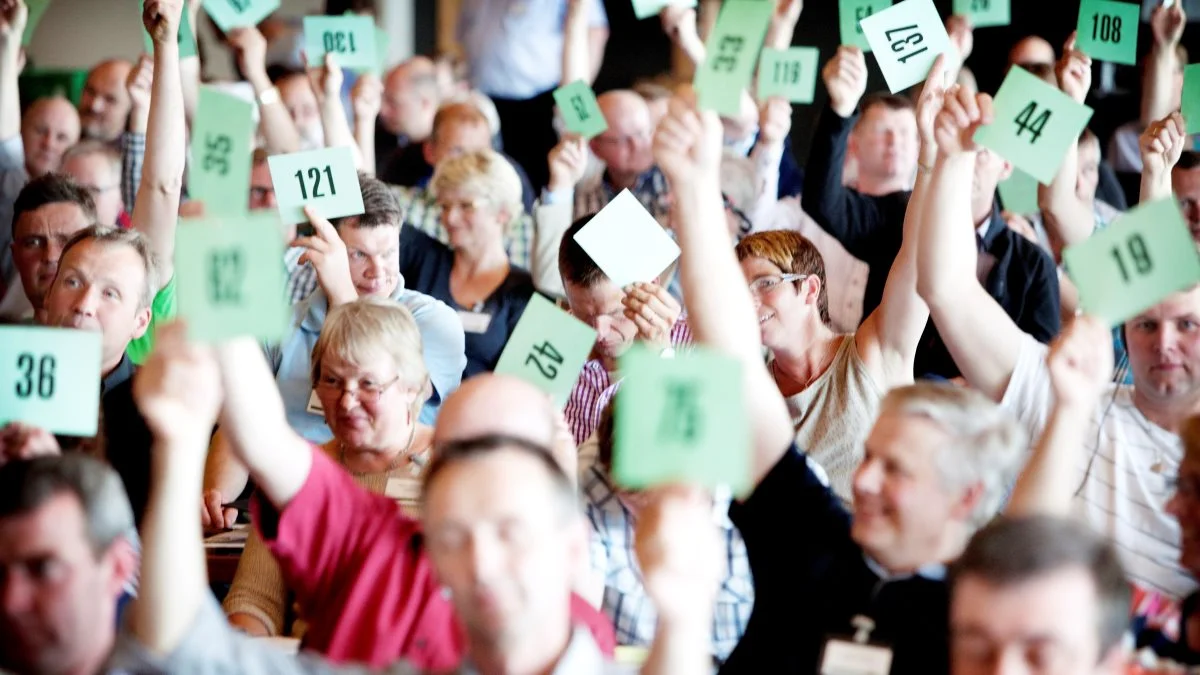Udover efterbetalingen godkendte repræsentantskabet i Arla også en individuel konsolidering på 0,33 eurocent pr. kg mælk. Her ses en afstemning ved en tidligere lejlighed. Foto: Malin Arnesson