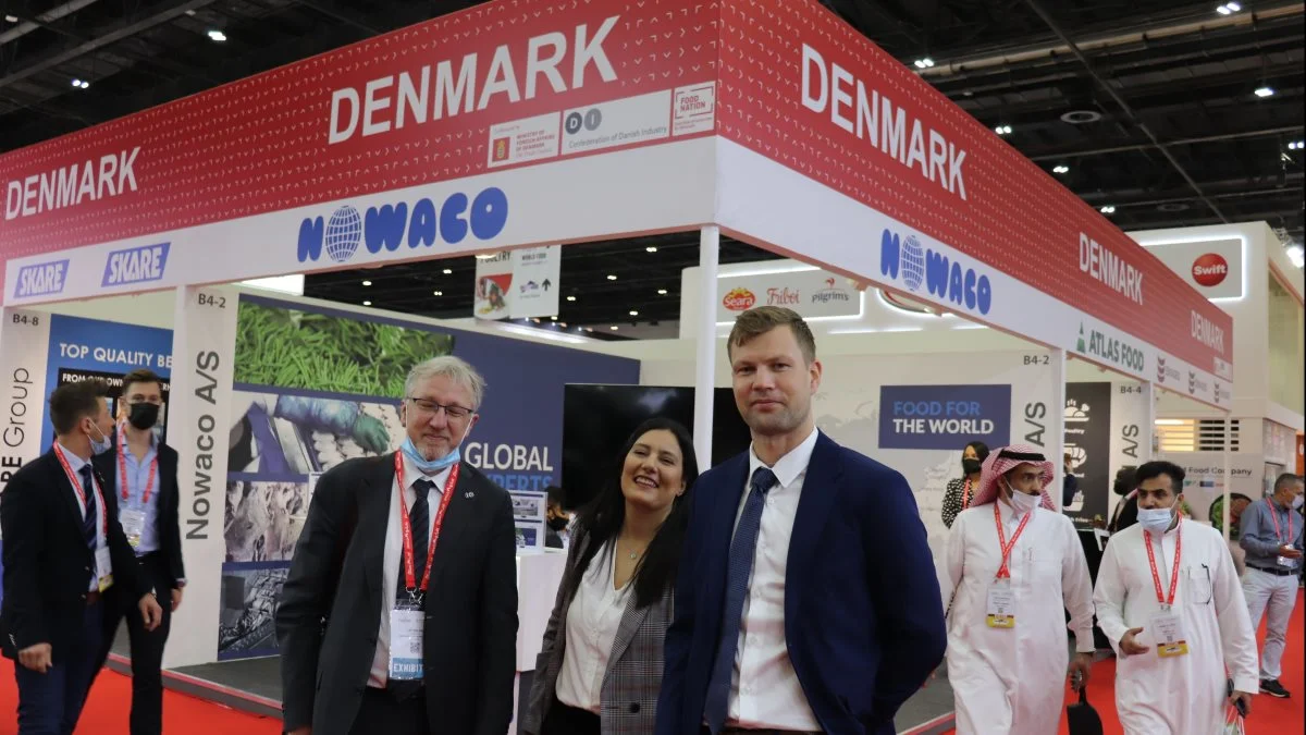 For at understrege Den persiske Golf som knudepunkt for den globale fødevarehandel blev verdens største fødevaremesse Gulfood for få dage siden afviklet i Dubai, hvor 19 danske firmaer var med. Her ses Danmarks nye statskonsulent i Mellemøsten Esben Filt Jensen (i blå habit) foran én af de danske stande. Fotos: Jørgen P. Jensen