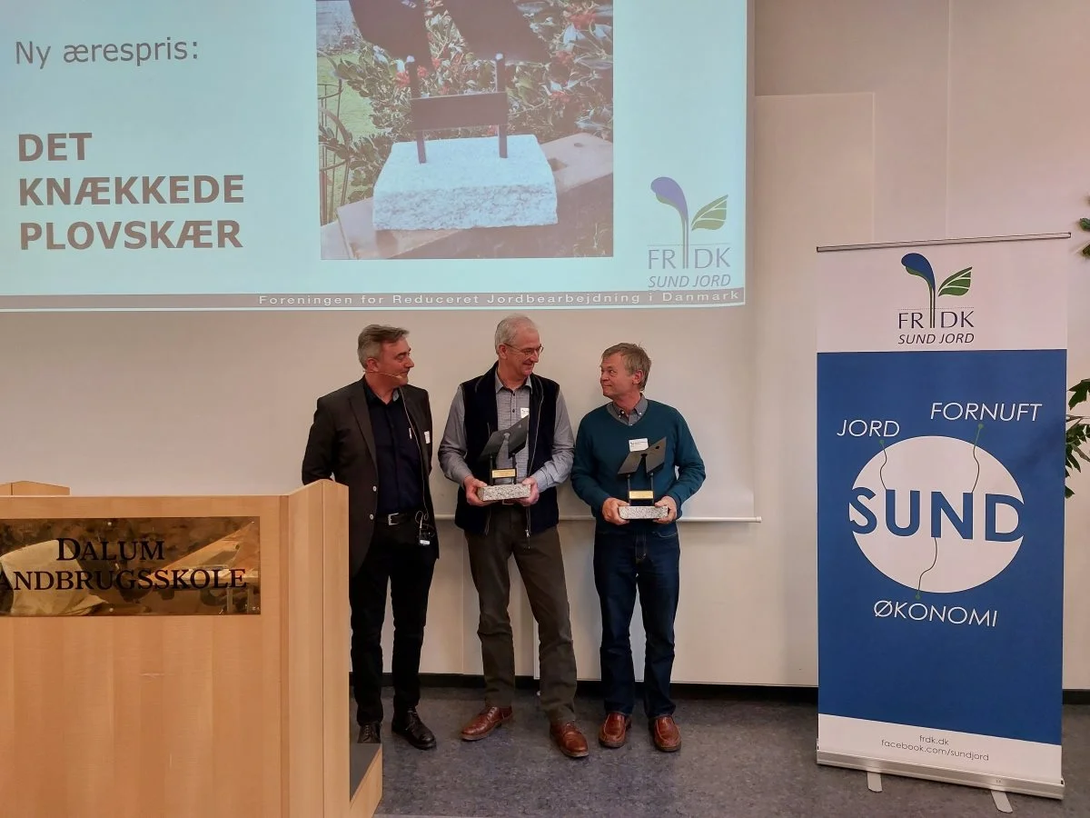 FRDK's ærespris blev uddelt for første gang. Modtagerne var Søren Ilsøe (i midten) og Niels Damsgaard Hansen (til højre). Til venstre er det formand Henrik Terp. Foto: Kasper Stougård