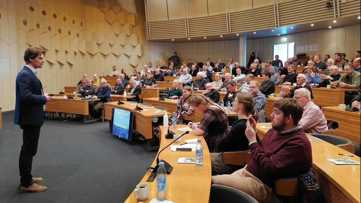 Afdelingsleder på Agrovi Planteavl, Hans Henrik Fredsted, delte nye og gode erfaringer med samdyrkning af afgrøder – randafgrøder og companion crops – med de fremmødte planteavlere.  