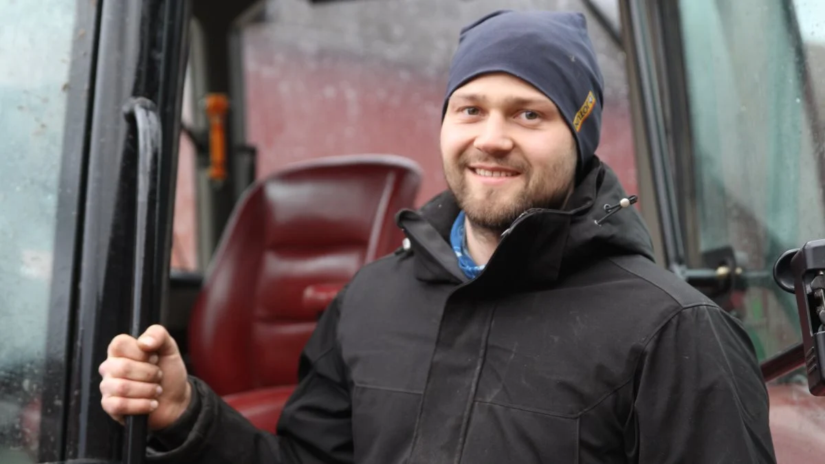 Benjamin Sørensen er ansat hos Højlundsgaard Maskinstation i Ellerup. Her har han mange forskellige opgaver, hvilket giver ham lige den hverdag, han nyder. Fotos: Henriette Lemvig