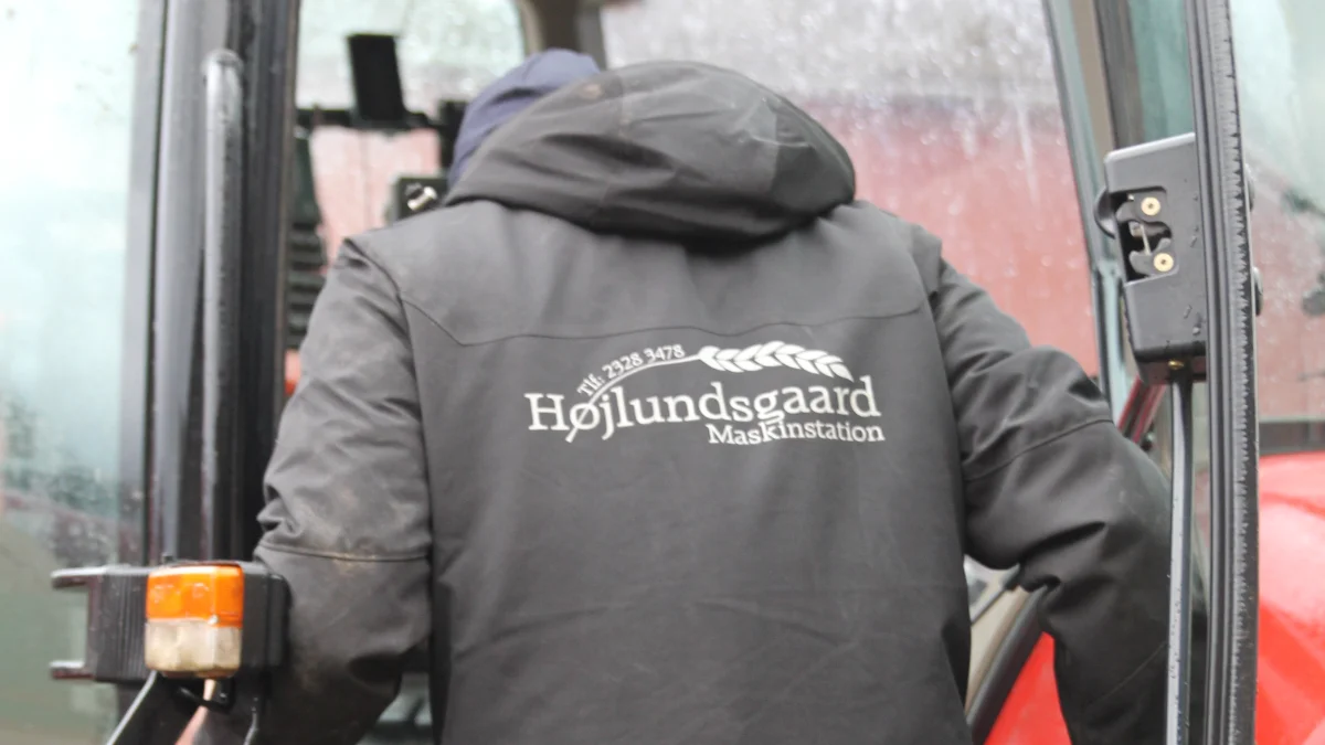 Højlundsgaard Maskinstation leverer en bred vifte af arbejdsopgaver. Alt fra de helt traditionelle landbrugsopgaver i marken, til støbning af fundameter, nedbrydning, metalarbejde samt diverse entrepriser på Fjernvarme Fyn. 
