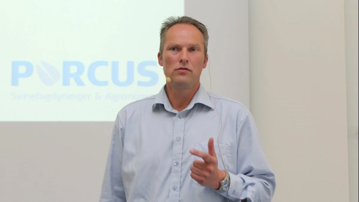 Hans Bundgaard, svinedyrlæge i Porcus, både indleder og slutter opstartsmødet i Herlufmagle-hallen tirsdag den 15. marts: Foto: Anne Wolfenberg