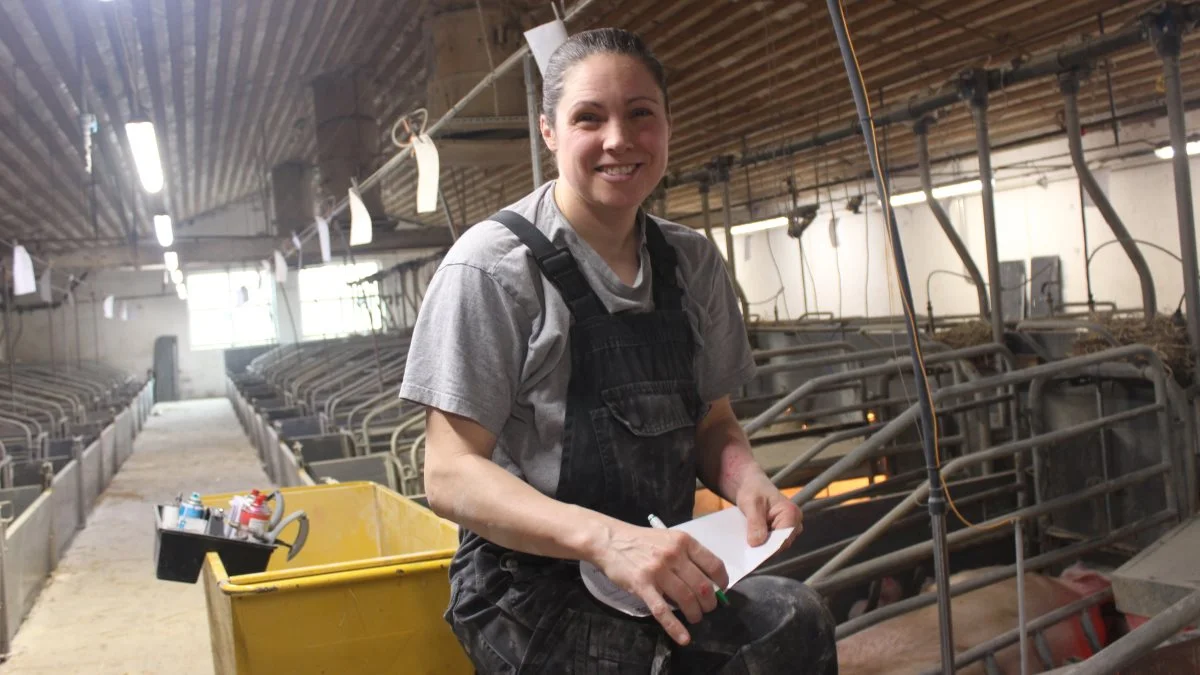 Anna Lambert Pedersen er en af de tre medarbejdere i farestalden på Årupgård. Desuden er hun gift med den ene af Dynagros to ejere Martin Lambert Pedersen. Foto: Anne Wolfenberg