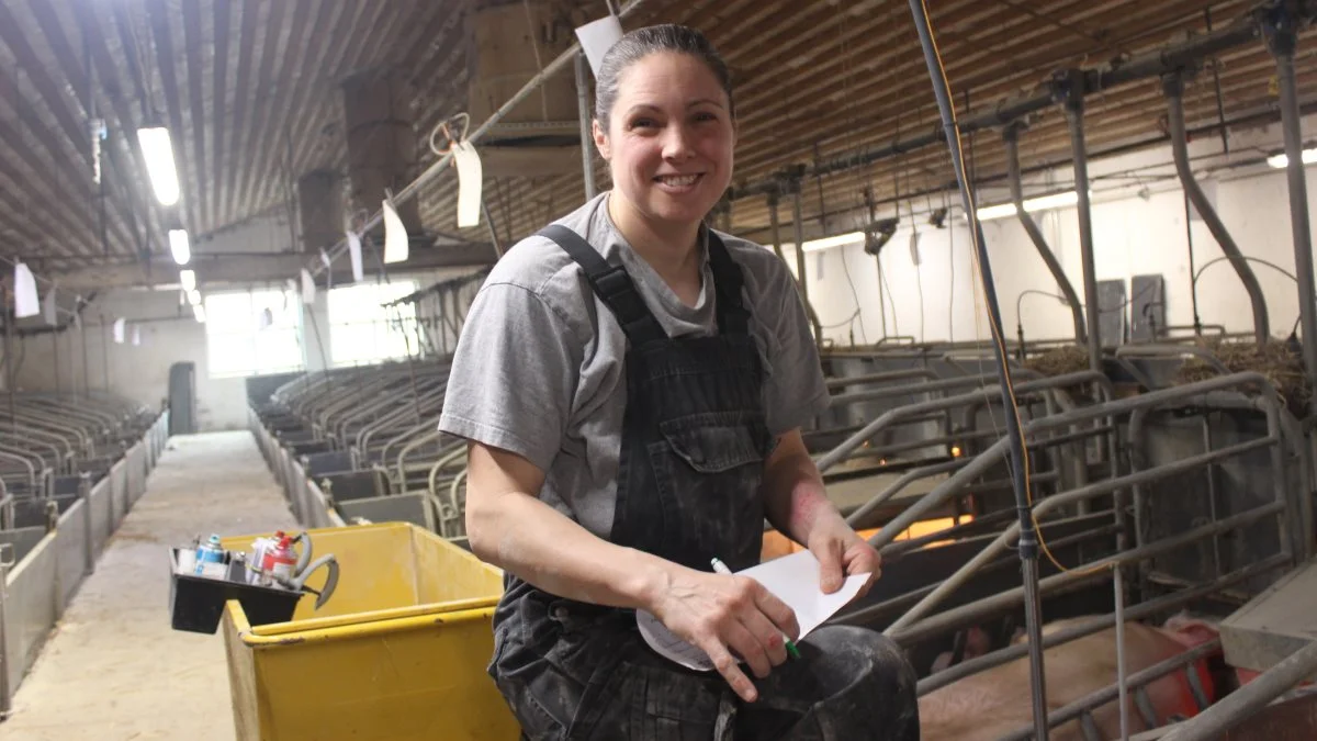 Anna Lambert Pedersen er en af de tre medarbejdere i farestalden på Årupgård. Desuden er hun gift med den ene af Dynagros to ejere Martin Lambert Pedersen. Foto: Anne Wolfenberg