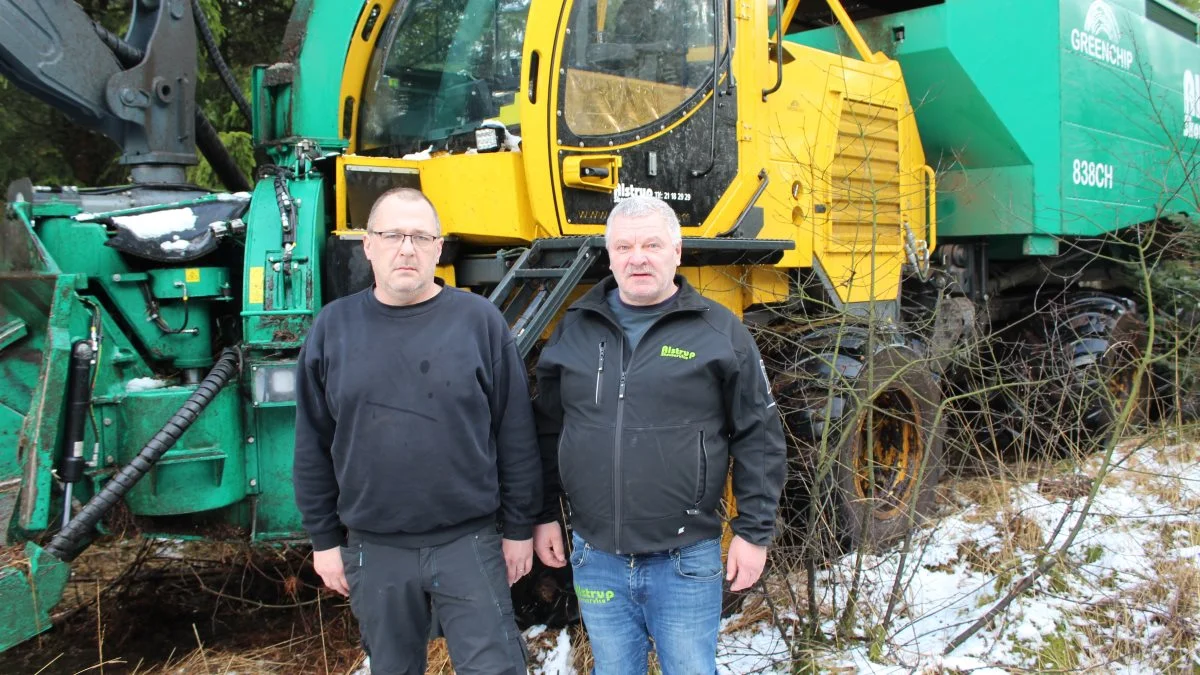 Stifter og ejer af Alstrup Skovservice ApS, Gert Alstrup Jensen, (til højre, sammen med maskinfører Kristian Andersen, der til dagligt er maskinfører på den nye Green Chip flishugger. Foto: John Ankersen