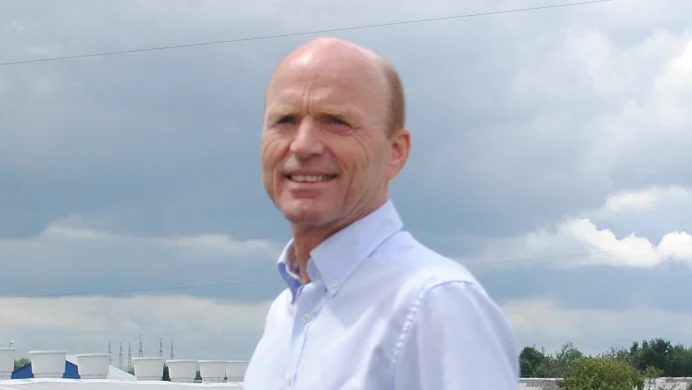 Tom Axelgaard grundlagde i 1994 Poldanor, som i dag har udviklet sig til det milliardstore landbrugsforetagende Goodvalley med aktiviteter i Polen, Ukraine og Rusland. Nu er han gået i gang med at organisere nødhjælp til Ukraine i sin egenskab af ukrainsk konsul i Danmark.

