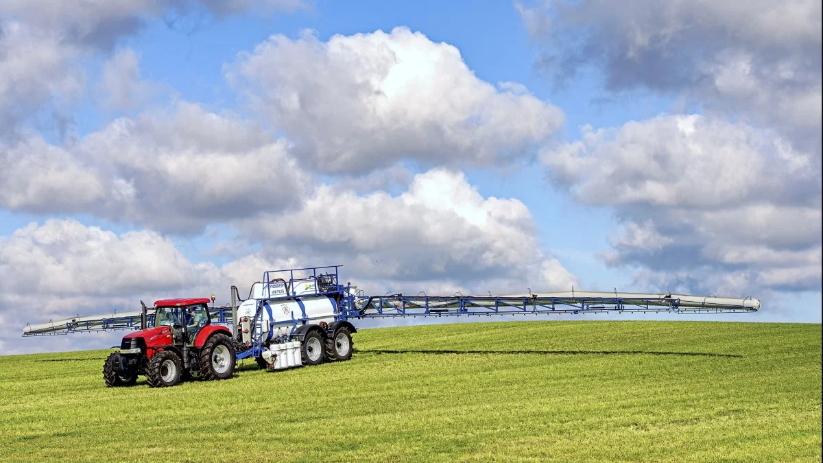 »Landbrugsaftalen fra i efteråret, og den netop indgåede pesticidaftale, viser, at stort set hele Folketinget i god ro og orden kan finde sammen om fornuftige rammer for selve fødevareerhvervet, uden at det er ensbetydende med alt for hårde reguleringer«, skriver læserbrevsskribenten. Arkivfoto