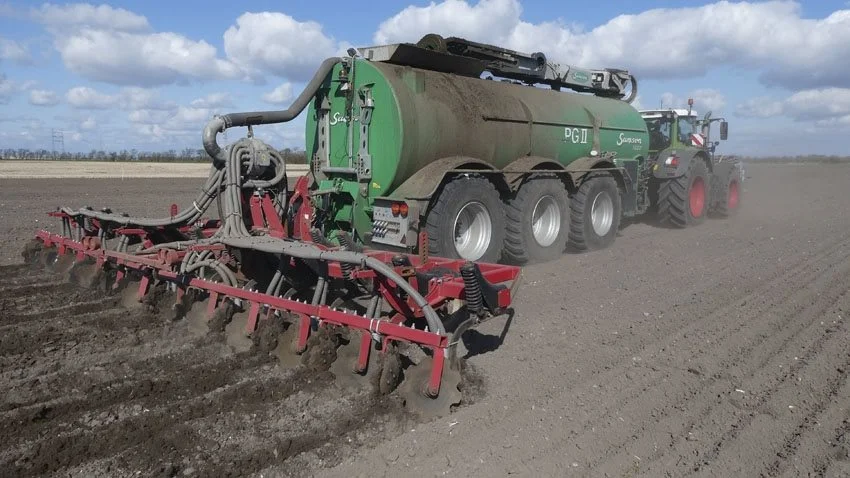 Gyllevognsproducenten Samson Agro følger spændt med i, om pengestrømmene fortsat vil flyde frit i mellem Rusland og EU. Foto: Arkiv