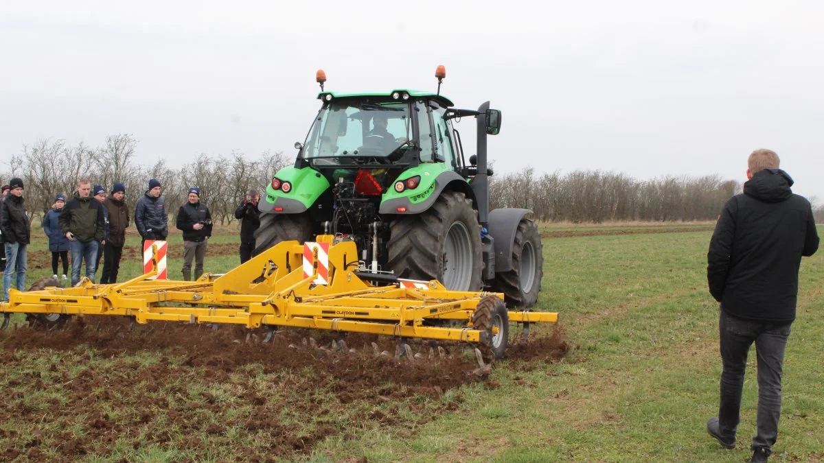 Brørup Traktor- og Maskincenter er importør og forhandler af engelske Claydon, der også var i aktion i marken. Foto: John Ankersen