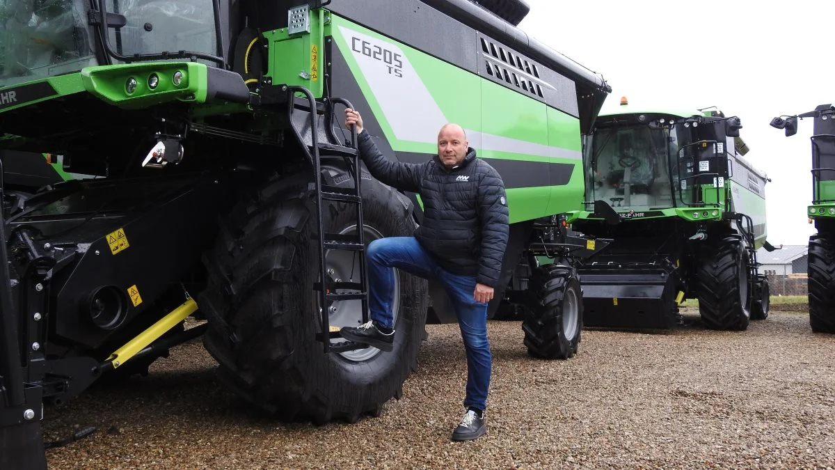 Moni Worldwide bliver ny Deutz-Fahr importør i Danmark og otte kendte Deutz-Fahr forhandlere skal genvinde noget af den markedsandel, som de grønne traktorer fortjener, lyder det fra importør og forhandlere. - Vi står bag med indkøb af nogle større traktorpartier, så priserne bliver fornuftige og organiserer alt det andet, der følger med, men frontlinjen, den er forhandlernes, forklarer ejeren af Moni Worldwide, Thomas Mortensen. Pressefoto