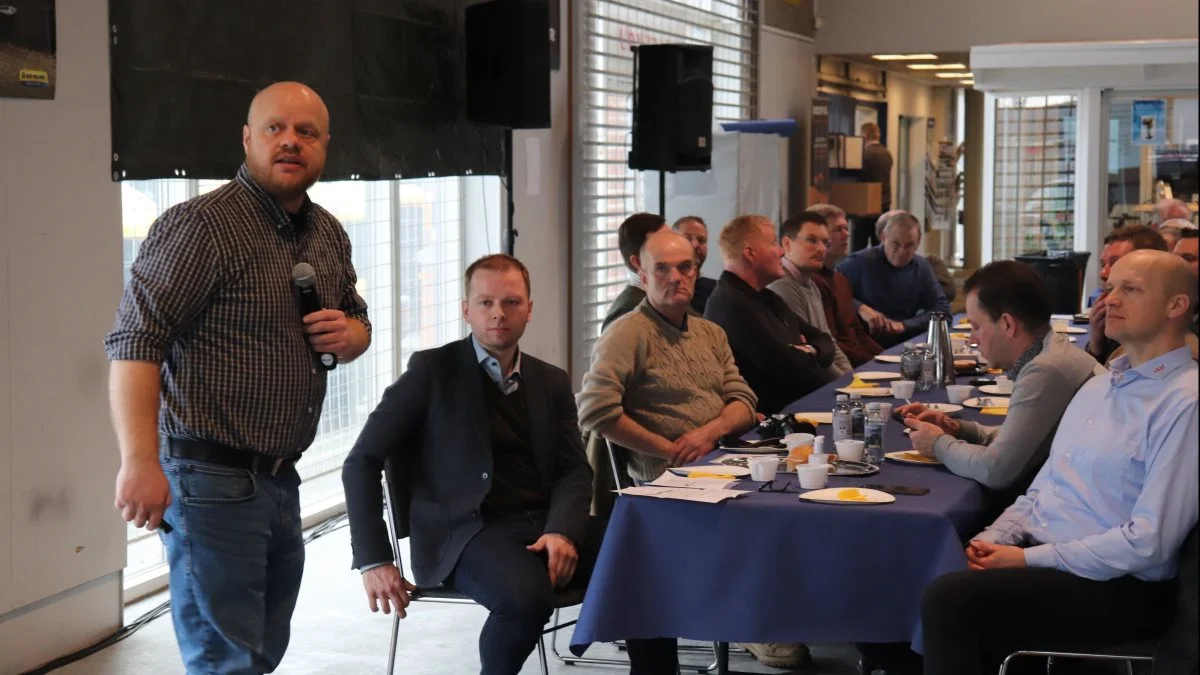 Kristian Juranich (til venstre) er nystartet landskonsulent på Seges inden for alle typer af frøavl, og han gennemgik de vigtigste opgaver for den danske frøavl i øjeblikket. Foto: Jørgen P. Jensen