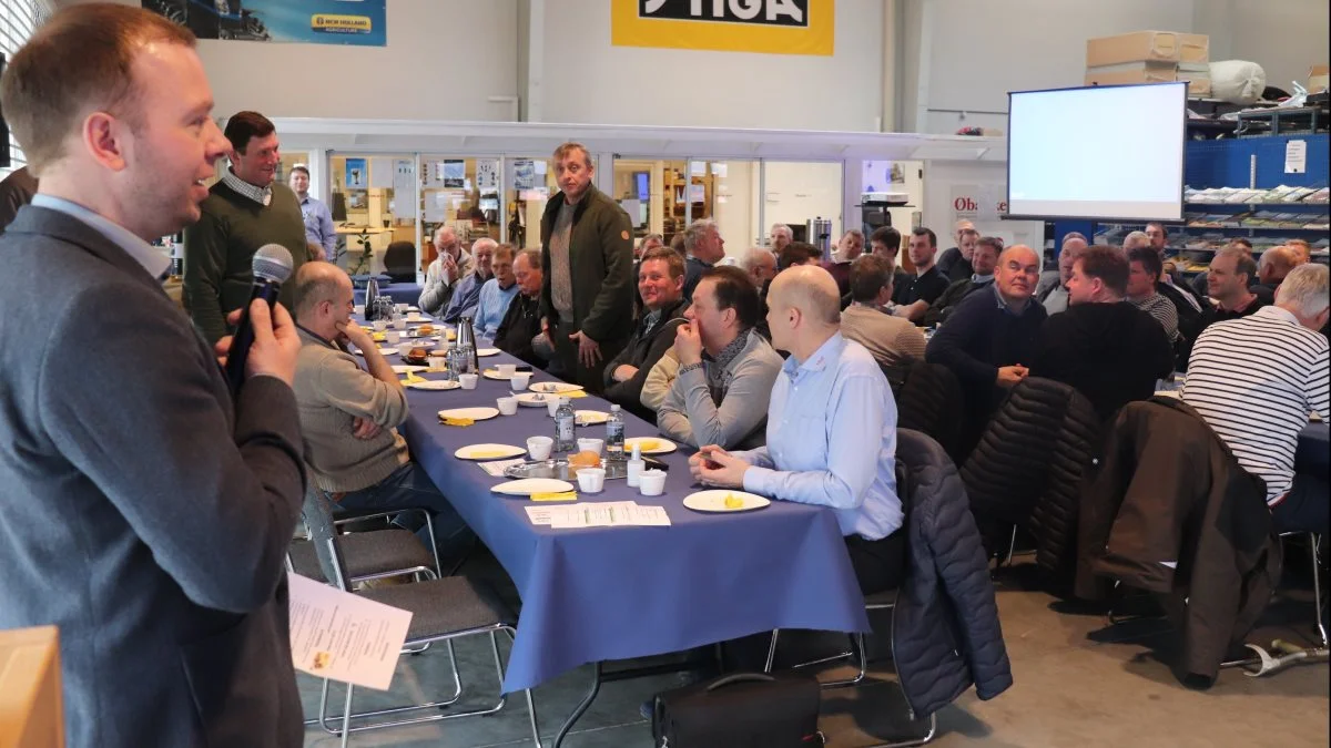 Allan Jensen byder velkommen til frøavlerne, hvor det tydeligt kunne mærkes, at det er gode tider i øjeblikket inden for dansk frøavl. Foto: Jørgen P. Jensen