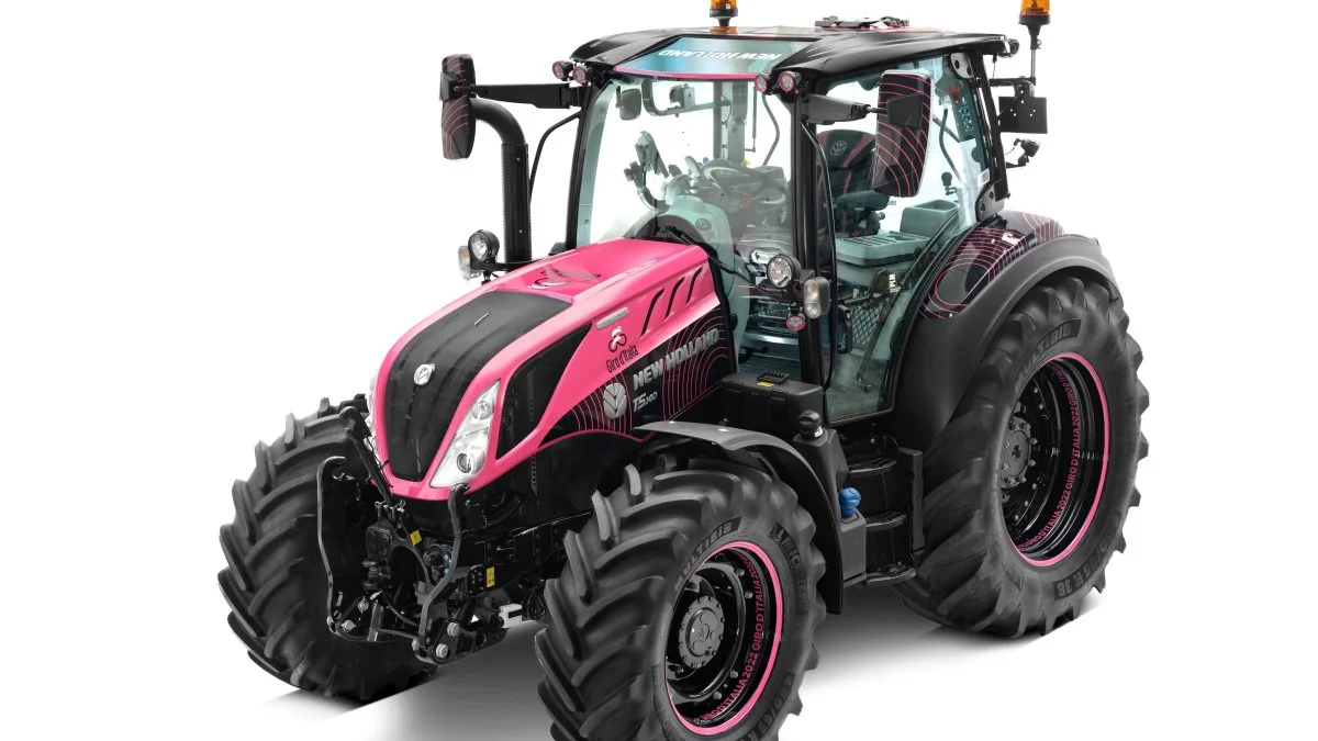 New Holland T5.140 Dynamic Command-traktoren kommer til at følge Giro d’Italia cykelløbet i maj måned. Traktoren er designet med i et førertrøjedesign, som skal symbolisere de fælles værdier New Holland har med Giro d’Italia. Pressefoto
