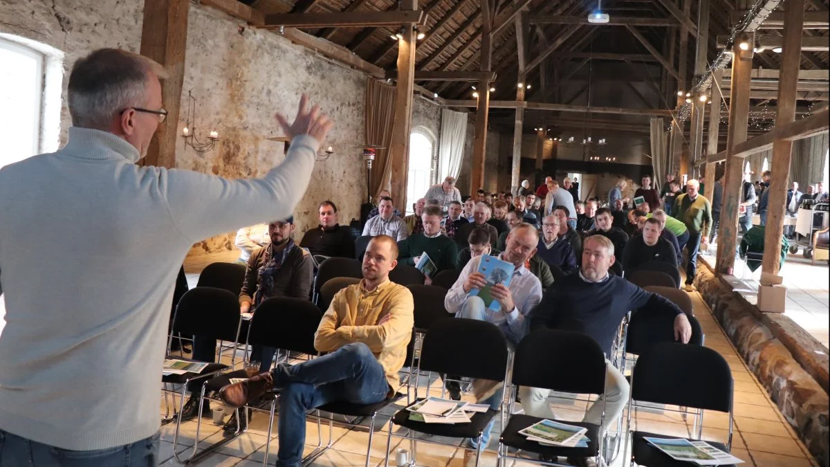 125 planteavlere, som deltog i det årlige planteværnsseminar arrangeret på Sonnerupgaard gods nær Holbæk af den private planteavlsrådgivning på Sjælland, bydes her velkommen af mødeleder Hans Jørgen Bak. Fotos: Jørgen P. Jensen