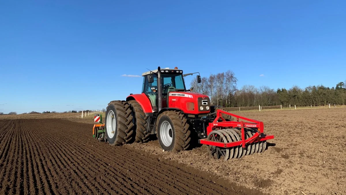 Dækkene er Michelin Ultraflex AxioBib 2. Og de rammer plet hos den sønderjyske landmand Søren Severin. I 2021 reducerede han brændstofforbruget fra 19 liter pr. hektar til 11 liter pr. hektar ved såning. 