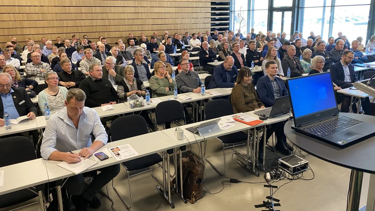 Omkring 200 af DM&E’s medlemmer var i går mødt op til foreningens årsmøde. Fokusområder var grøn omstilling, de nye regler for gylleforsuring og ikke mindst et EU-traktorkørekort.