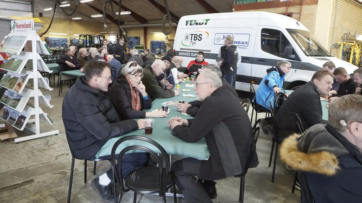 Maskinhandler John Madsen (i forgrunden) var overvældet over besøget ved åbent hus-dagen. Samtidig glædede han sig over mange positive tilkendegivelser for det nye TBS-koncept og den fynske Fendt-forhandling. Fotos: Erik Hansen