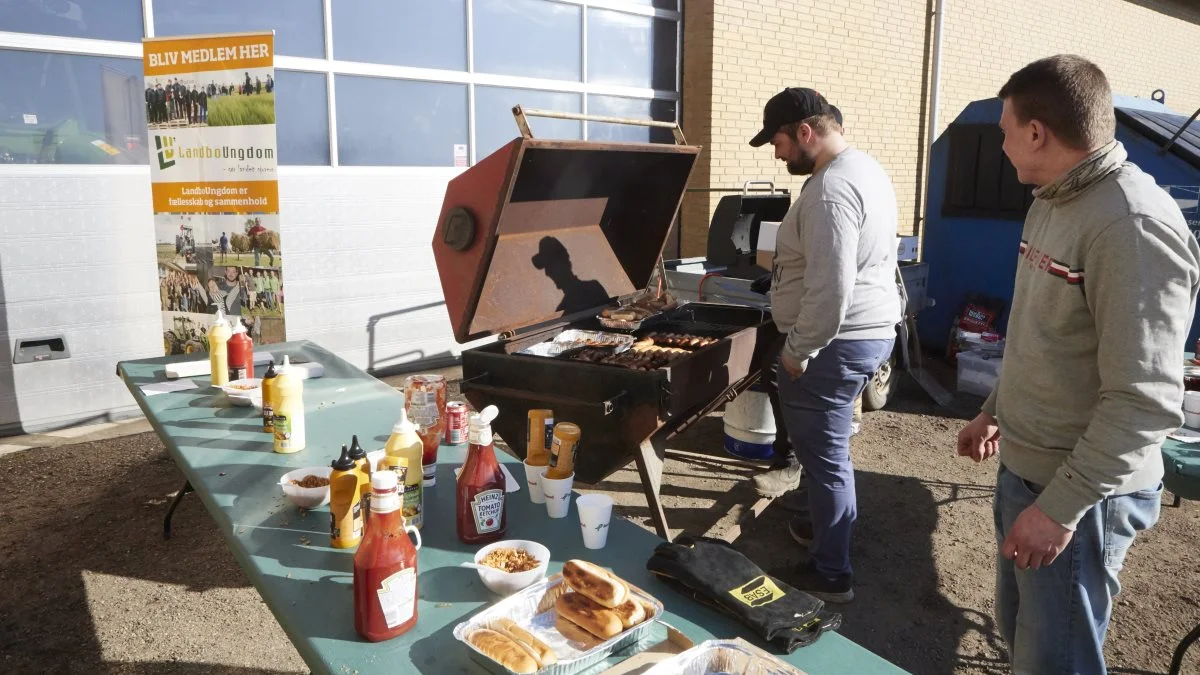 Ved arrangementet i Tommerup, der strakte sig helt frem til klokken 20, grillede medlemmer af Fyns LandboUngdom ikke mindre end 1.450 pølser. For dem var det første gang, at de stod for serveringen ved et sådant åbent hus, og de tager gerne imod lignende opgaver, lød det midt i travlheden.