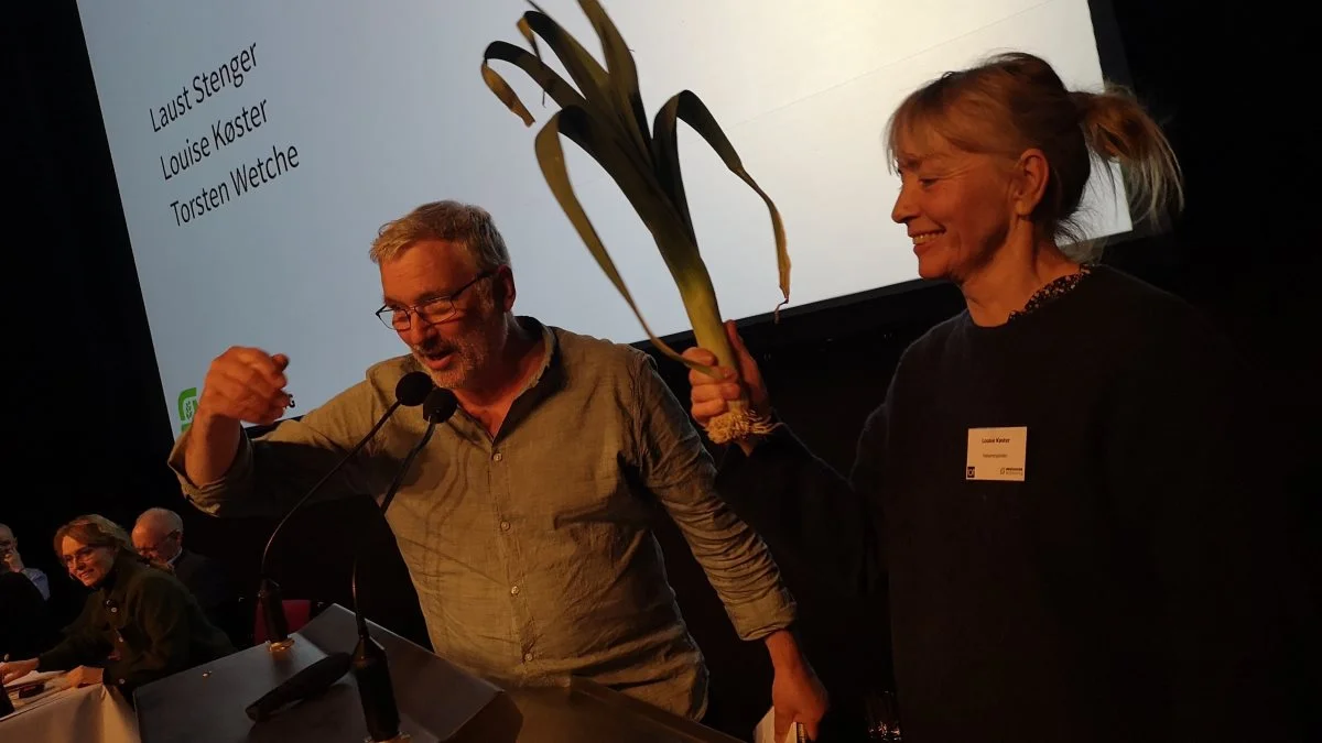 Per Kølster gav på generalforsamlingen i Økologisk Landsforening stafetten – i form af en porre – videre til den nye forperson, Louise Køster.