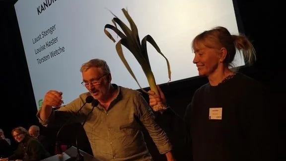 Louise Køster blev valgt som ny formand i Økologisk Landsforening på foreningens generalforsamling i Horsens – hér fotograferet med den afgående formand Per Kølster.