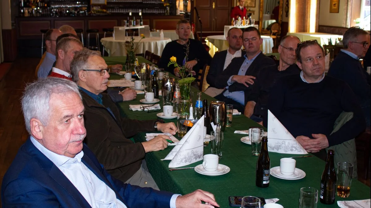 Venstres folketingsmedlem Hans Chr. Schmidt (i forgrunden) kunne under debatten fortælle, at Agerskovgruppen er gået fra at være fuldstændig ukendt blandt politikerne på Christiansborg til, at de nu udmærket ved, hvem foreningen er.