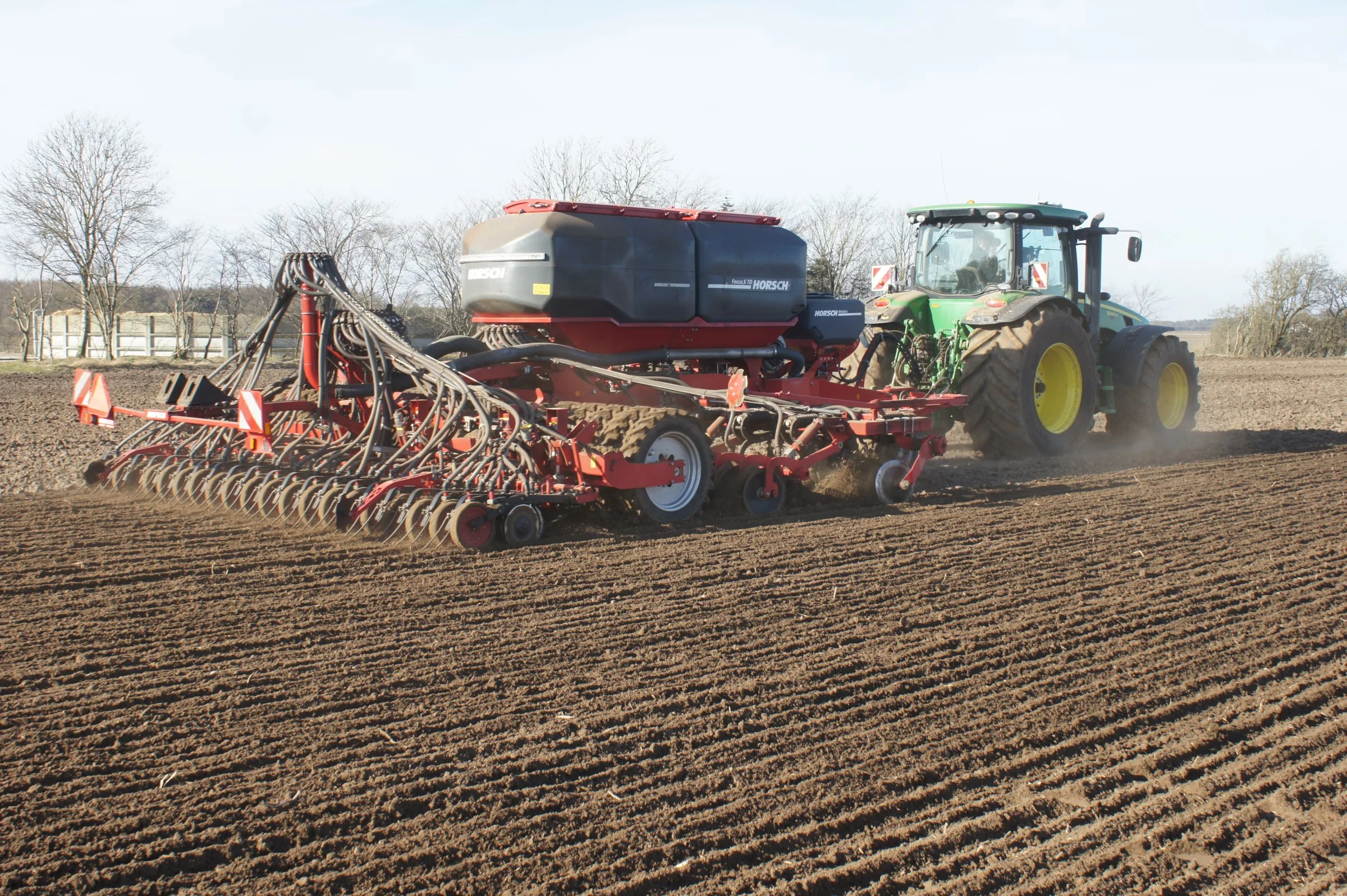 Horsch Focusen bearbejder jorden i cirka 18 centimeters dybde og kører så snart efter gyllefældning som muligt, så der er noget fugt tilbage i den lette jord. Foto: Kasper Stougård 