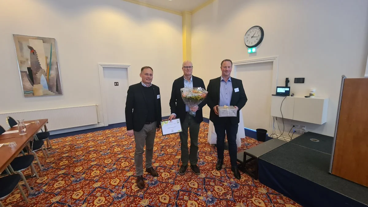 DanBred direktør Claus Fertin overrakte prisen som årets DanBred-leverandør 2021 til Peter Nøhr Andersen og Jens Chr. Marcussen, Thorsviggaard. Foto: Henning K. Andersen